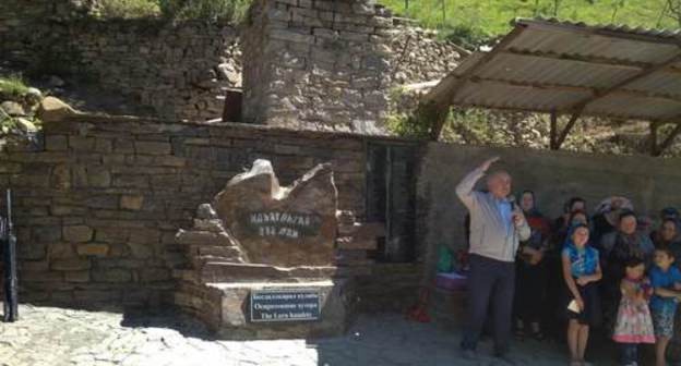 Magomed Abdulkhabirov, initiator of the monument to abandoned mountain villages (with a raised hand), at the opening of the monument in the village of Nizhnee Gakvari, Tsumadin District, July 18. 2018. Photo by provided to the Caucasian Knot by Omar Gadzhiev. Magomed Abdulkhabirov, initiator of the monument to abandoned mountain villages (with a raised hand), at the opening of the monument in the village of Nizhnee Gakvari, Tsumadin District, July 18. 2018. Photo by provided to the Caucasian Knot by Omar Gadzhiev.
