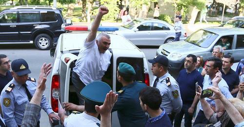 Afghan Mukhtarly near the court in Baku. May 31, 2017. Photo by Aziz Karimov Afghan Mukhtarly near the court in Baku. May 31, 2017. Photo by Aziz Karimov