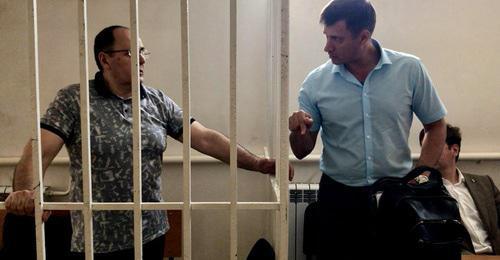 Oyub Titiev (on the left) and advocate Pyotr Zaikin in the courtroom. Photo by the press service of the Human Rights Centre "Memorial" Oyub Titiev (on the left) and advocate Pyotr Zaikin in the courtroom. Photo by the press service of the Human Rights Centre "Memorial"