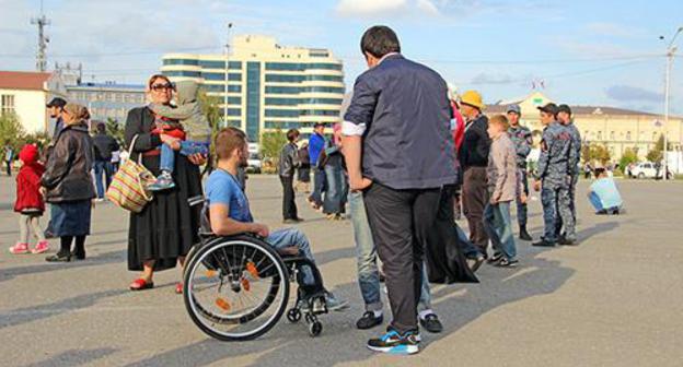A person with disability in the street of Grozny. Photo by Magomed Magomedov for the "Caucasian Knot" A person with disability in the street of Grozny. Photo by Magomed Magomedov for the "Caucasian Knot"