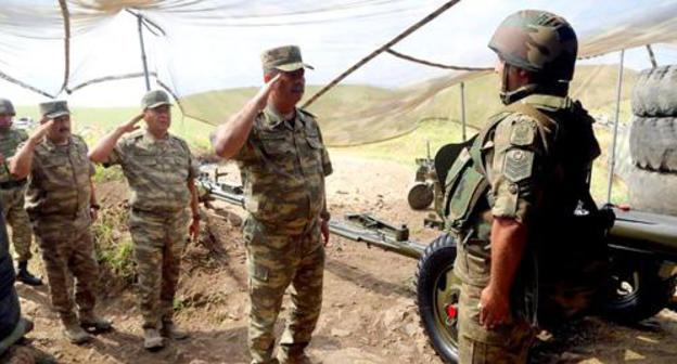 A report to the senior officer in the Azerbaijani Army. Photo https://mod.gov.az/ru/foto-arhiv-045/?&pagen=1 A report to the senior officer in the Azerbaijani Army. Photo https://mod.gov.az/ru/foto-arhiv-045/?&pagen=1