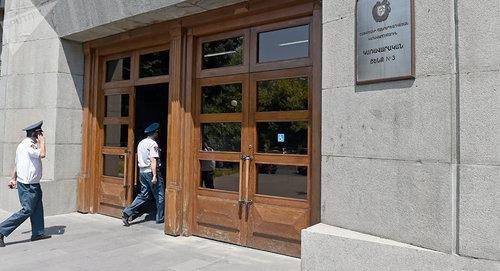 Policemen at the Armenian government building. Photo: Sputnik / Asatur Yesayantshttps://ru.armeniasputnik.am/incidents/20180815/13874813/policiya-ustanovila-lichnost-ugrozhavshego-vzorvat-pravitelstvennoe-zdanie-v-yerevan.html Policemen at the Armenian government building. Photo: Sputnik / Asatur Yesayantshttps://ru.armeniasputnik.am/incidents/20180815/13874813/policiya-ustanovila-lichnost-ugrozhavshego-vzorvat-pravitelstvennoe-zdanie-v-yerevan.html