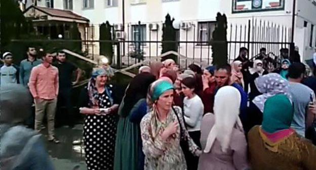 People at the courthouse. Screenshot from video received by the Caucasian Knot People at the courthouse. Screenshot from video received by the Caucasian Knot