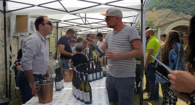 A winemaker and a buyer at a wine festival held in the village of Tog. Photo by Alvard Grigoryan for the "Caucasian Knot" A winemaker and a buyer at a wine festival held in the village of Tog. Photo by Alvard Grigoryan for the "Caucasian Knot"