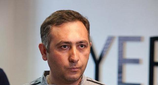 Sevak Akopyan, the chief editor of the "Yerevan.today". Photo Sputnik / Asatur Yesayants https://ru.armeniasputnik.am/politics/20180917/14519186/novye-detali-obyskov-v-yerevan-today-sk-poyasnyaet-zachem-nagryanulo-v-ofis-izdaniya.htm Sevak Akopyan, the chief editor of the "Yerevan.today". Photo Sputnik / Asatur Yesayants https://ru.armeniasputnik.am/politics/20180917/14519186/novye-detali-obyskov-v-yerevan-today-sk-poyasnyaet-zachem-nagryanulo-v-ofis-izdaniya.htm