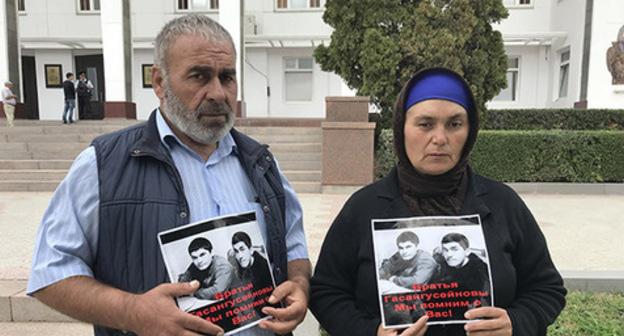 Murtazali and Patimat Gasanguseinov hold picket, Makhachkala, September 26, 2018. Photo by Patimat Makhmdova for the Caucasian Knot Murtazali and Patimat Gasanguseinov hold picket, Makhachkala, September 26, 2018. Photo by Patimat Makhmdova for the Caucasian Knot