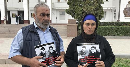 Murtazali and Patimat Gasanguseinov hold picket, Makhachkala, September 26, 2018. Photo by Patimat Makhmdova for the Caucasian Knot Murtazali and Patimat Gasanguseinov hold picket, Makhachkala, September 26, 2018. Photo by Patimat Makhmdova for the Caucasian Knot