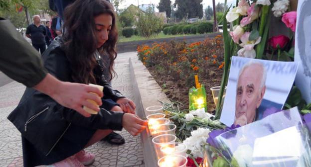 Residents of Stepanakert lit candles in memory of Charles Aznavour. Photo by Alvard Grigoryan for the "Caucasian Knot" Residents of Stepanakert lit candles in memory of Charles Aznavour. Photo by Alvard Grigoryan for the "Caucasian Knot"