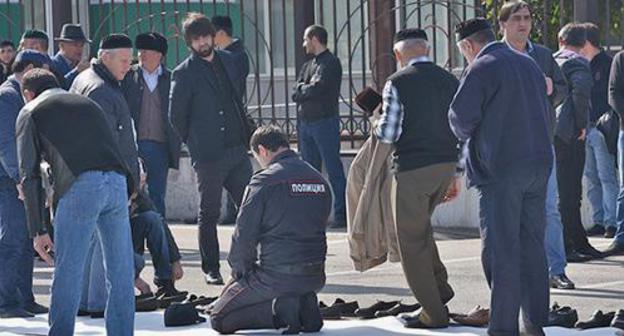 Participants of the protest action during a prayer. Magas, October 15, 2018. Photo courtesy of Yakub Gogiev for the "Caucasian Knot" Participants of the protest action during a prayer. Magas, October 15, 2018. Photo courtesy of Yakub Gogiev for the "Caucasian Knot"