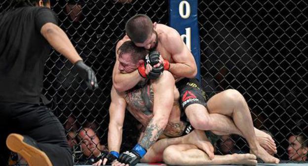 Khabib Nurmagomedov (in red gloves) fights with Conor McGregor (blue gloves) at the UFC-229 tournament in Las Vegas, T-Mobile Arena. Photo REUTERS Khabib Nurmagomedov (in red gloves) fights with Conor McGregor (blue gloves) at the UFC-229 tournament in Las Vegas, T-Mobile Arena. Photo REUTERS