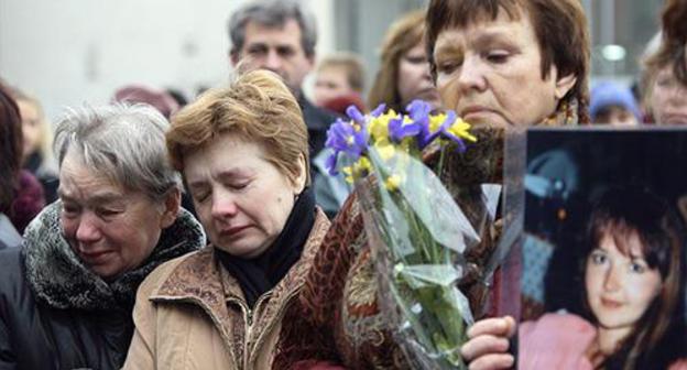 People gather at the Dubrovka Theatrical Centre to pay tribute to the terror act victims, Moscow, October 2002. Photo: REUTERS/Anton Denisov (RUSSIA) People gather at the Dubrovka Theatrical Centre to pay tribute to the terror act victims, Moscow, October 2002. Photo: REUTERS/Anton Denisov (RUSSIA)