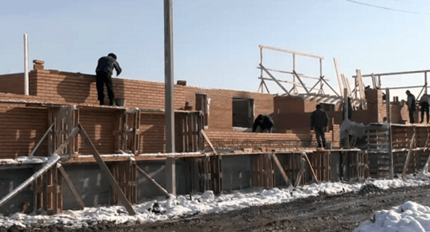 Screenshot of a TV report about construction of new houses for the residents of Shali whose dwellings were demolished. 12.01.2018 www.youtube.com/watch?v=rH9gcQsBvwE Screenshot of a TV report about construction of new houses for the residents of Shali whose dwellings were demolished. 12.01.2018 www.youtube.com/watch?v=rH9gcQsBvwE