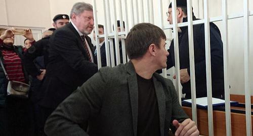 Grigory Yavlinsky greets Oyub Titiev at the court session. Photo: HRC ‘Memorial’ Grigory Yavlinsky greets Oyub Titiev at the court session. Photo: HRC ‘Memorial’