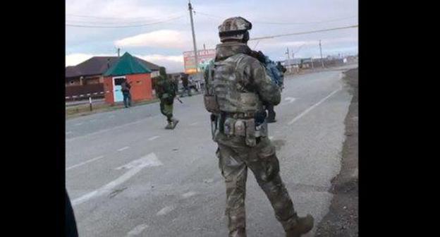 The police photos made near the checkpoint in Shosseynaya street in Grozny. Screenshot of the "Operative Line" The police photos made near the checkpoint in Shosseynaya street in Grozny. Screenshot of the "Operative Line"