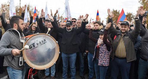 Nikol Pashinyan (centre) takes part in Yerevan march, November 24, 2018. Photo: © Sputnik/ Asatur Yesayants Nikol Pashinyan (centre) takes part in Yerevan march, November 24, 2018. Photo: © Sputnik/ Asatur Yesayants