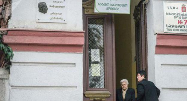 A polling station in Georgia. Photo: SPUTNIK / LEVAN AVLABRELI https://sputnik-georgia.ru/election-2018/20181128/243159656/V-Gruzii-nachalsya-vtoroy-tur-vyborov-prezidenta-strany.html A polling station in Georgia. Photo: SPUTNIK / LEVAN AVLABRELI https://sputnik-georgia.ru/election-2018/20181128/243159656/V-Gruzii-nachalsya-vtoroy-tur-vyborov-prezidenta-strany.html