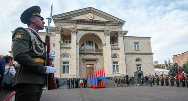 The Parliament of Armenia on the Day of Independence on September 21, 2018 © Sputnik / Asatur Yesayants https://ru.armeniasputnik.am/politics/20181115/15684829/vopros-o-rezidenciyah-prezidenta-i-premera-na-povestke-vneocherednogo-zasedaniya-ns.html The Parliament of Armenia on the Day of Independence on September 21, 2018 © Sputnik / Asatur Yesayants https://ru.armeniasputnik.am/politics/20181115/15684829/vopros-o-rezidenciyah-prezidenta-i-premera-na-povestke-vneocherednogo-zasedaniya-ns.html