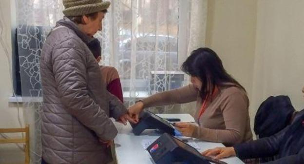 An Election Commission employee in Yerevan and a voter. Photo by Grigory Shvedov for the "Caucasian Knot" An Election Commission employee in Yerevan and a voter. Photo by Grigory Shvedov for the "Caucasian Knot"