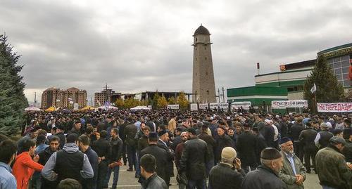Residents of Ingushetia in the center of Magas before the Friday prayer in October 2018. Photo by Umar Yovloy for the "Caucasian Knot" Residents of Ingushetia in the center of Magas before the Friday prayer in October 2018. Photo by Umar Yovloy for the "Caucasian Knot"