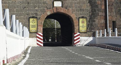 The 102nd Russian military base in Gyumri. Photo © Sputnik / Asatur Yesayants https://ru.armeniasputnik.am/armenia/20171116/9469703/rossijskaya-baza-v-armenii-oprovergla-sluhi-o-sbezhavshem-voennosluzhashchem.html The 102nd Russian military base in Gyumri. Photo © Sputnik / Asatur Yesayants https://ru.armeniasputnik.am/armenia/20171116/9469703/rossijskaya-baza-v-armenii-oprovergla-sluhi-o-sbezhavshem-voennosluzhashchem.html