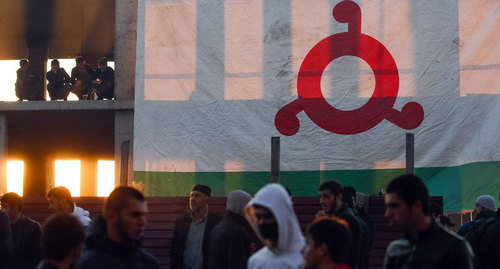Flag of Ingushetia at the protest action in Magas, October 2018. Photo: REUTERS/Maxim Shemetov Flag of Ingushetia at the protest action in Magas, October 2018. Photo: REUTERS/Maxim Shemetov