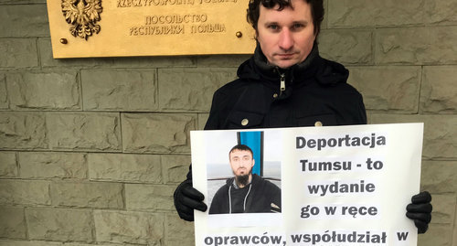 Vladimir Malykhin with a poster in Polish. December 28, 2018. Photo by Oleg Krasnov for the "Caucasian Knot" Vladimir Malykhin with a poster in Polish. December 28, 2018. Photo by Oleg Krasnov for the "Caucasian Knot"