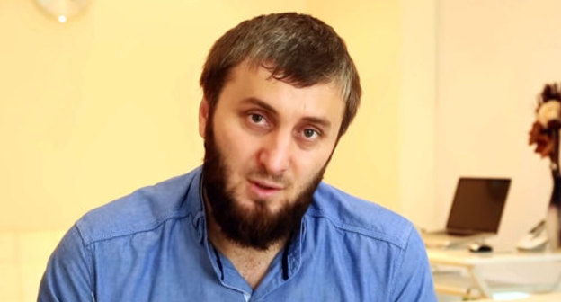 Abu Umar Sasitlinsky, a preacher from Dagestan, in Syria. Photo: screenshot of the video by UmaraskhabM
https://www.youtube.com/watch?v=BI8unxcXw3Q