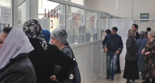 Residents of Grozny pay the public utilities bills. Photo by Akhmed Aldebirov for the "Caucasian Knot" Residents of Grozny pay the public utilities bills. Photo by Akhmed Aldebirov for the "Caucasian Knot"