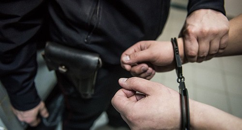 Policeman placing suspect in handcuffs. Photo: Elena Sineok / Yuga.ru Policeman placing suspect in handcuffs. Photo: Elena Sineok / Yuga.ru