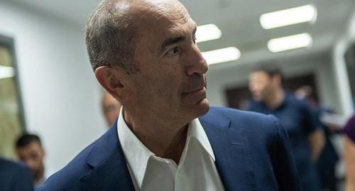 Robert Kocharyan. Photo: © Sputnik / Asatur Yesayants https://ru.armeniasputnik.am/politics/20180904/14244201/kocharyan-ne-smozhet-pokinut-armeniyu---sledstvie-ustanovilo-meru-presecheniya.html Robert Kocharyan. Photo: © Sputnik / Asatur Yesayants https://ru.armeniasputnik.am/politics/20180904/14244201/kocharyan-ne-smozhet-pokinut-armeniyu---sledstvie-ustanovilo-meru-presecheniya.html