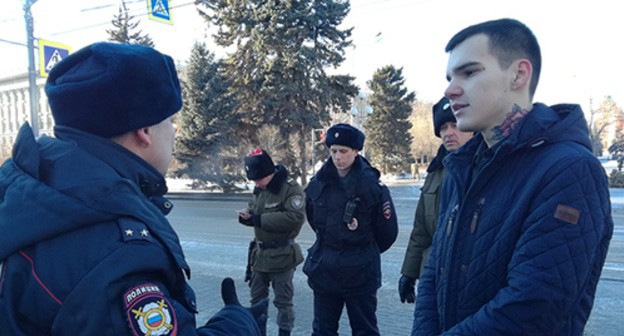 Vlad Pogorelov, an activist, talks to a policeman. Volgograd, January 22, 2019. Photo by Tatyana Filimonova for the "Caucasian Knot" Vlad Pogorelov, an activist, talks to a policeman. Volgograd, January 22, 2019. Photo by Tatyana Filimonova for the "Caucasian Knot"