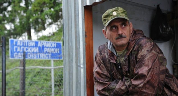 A border guard at the "Engur" checkpoint Sputnik / Sergei Pyatakov https://sputnik-abkhazia.ru/Abkhazia/20150903/1015601537.html A border guard at the "Engur" checkpoint Sputnik / Sergei Pyatakov https://sputnik-abkhazia.ru/Abkhazia/20150903/1015601537.html