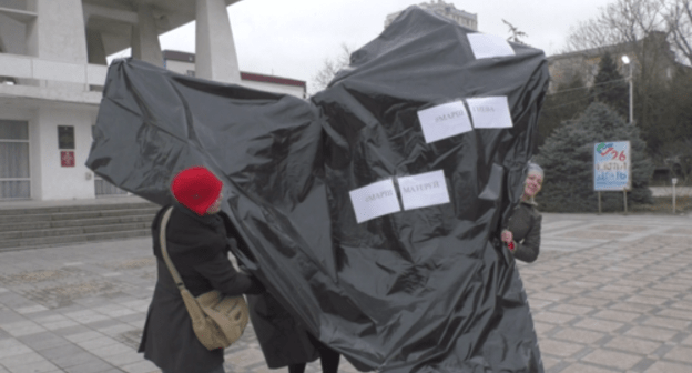 'Mother's heart' installation at the place of picket, Makhachkala, February 10, 2018. Screenshot from video shot by the Caucasian Knot, https://www.youtube.com/watch?v=x3Mo0CYWHCM 'Mother's heart' installation at the place of picket, Makhachkala, February 10, 2018. Screenshot from video shot by the Caucasian Knot, https://www.youtube.com/watch?v=x3Mo0CYWHCM