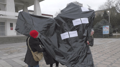 'Mother's heart' installation at the place of picket, Makhachkala, February 10, 2018. Screenshot from video shot by the Caucasian Knot, https://www.youtube.com/watch?v=x3Mo0CYWHCM 'Mother's heart' installation at the place of picket, Makhachkala, February 10, 2018. Screenshot from video shot by the Caucasian Knot, https://www.youtube.com/watch?v=x3Mo0CYWHCM