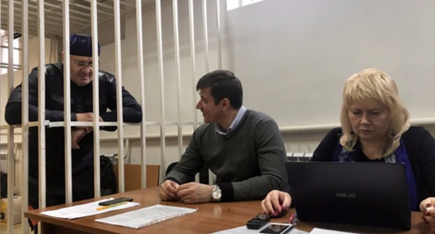 Oyub Titiev (left) with his advocates in the courtroom. Photo by Patimat Makhmudova for the Caucasian Knot