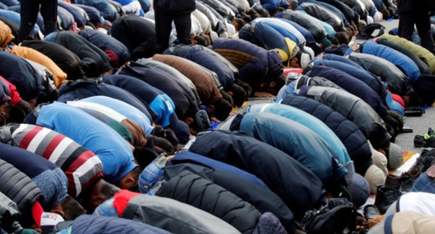 Believers praying. Photo: REUTERS/Maxim Zmeyev Believers praying. Photo: REUTERS/Maxim Zmeyev