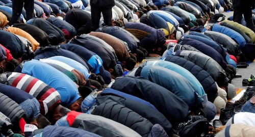 Believers praying. Photo: REUTERS/Maxim Zmeyev Believers praying. Photo: REUTERS/Maxim Zmeyev