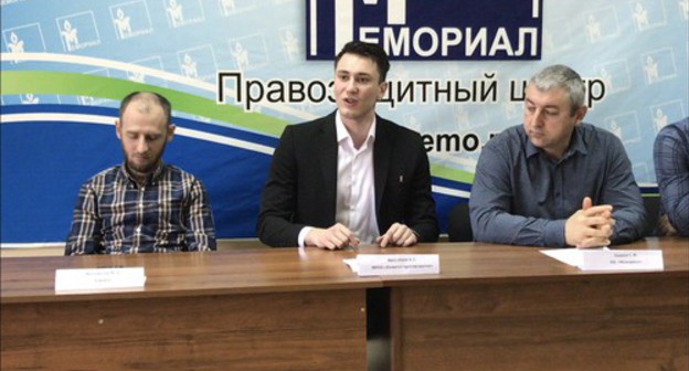 Advocate of 'Memorial' Murad Magomedov, lawyer of the 'Committee against Torture' Abubakar Yangulbaev and head of the 'Memorial' Office in Makhachkala Sirazhutdin Datsiev at the press conference in Makhachkala, February 15, 2019. Photo by Patimat Makhmudova for the Caucasian Knot Advocate of 'Memorial' Murad Magomedov, lawyer of the 'Committee against Torture' Abubakar Yangulbaev and head of the 'Memorial' Office in Makhachkala Sirazhutdin Datsiev at the press conference in Makhachkala, February 15, 2019. Photo by Patimat Makhmudova for the Caucasian Knot
