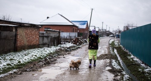 Central Street in the dwelling settlement of Ilsky where the killed pensioners lived, Krasnodar Territory, 2019. Photo: Alina Desyatnichenko for the Caucasian Knot Central Street in the dwelling settlement of Ilsky where the killed pensioners lived, Krasnodar Territory, 2019. Photo: Alina Desyatnichenko for the Caucasian Knot