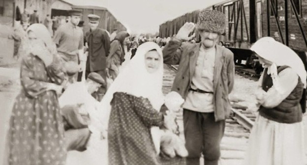 At the railway station, 1957, Frunze. Residents of the village of Yurt-Aukh. Photo: https://ru.wikipedia.org/ At the railway station, 1957, Frunze. Residents of the village of Yurt-Aukh. Photo: https://ru.wikipedia.org/