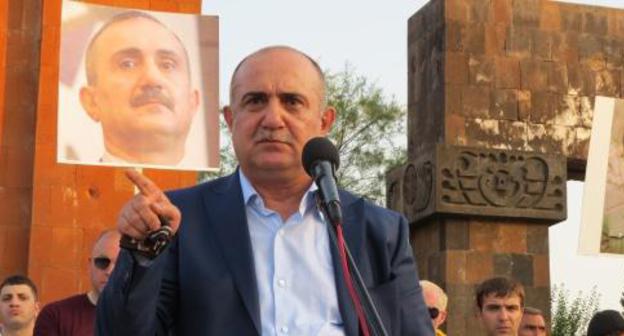 Samvel Babayan speaks in front of his supporters in Stepanakert, July 10, 2018. Photo by Alvard Grigoryan for the Caucasian Knot Samvel Babayan speaks in front of his supporters in Stepanakert, July 10, 2018. Photo by Alvard Grigoryan for the Caucasian Knot