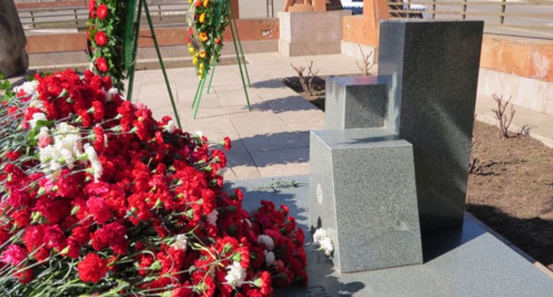 Laying of flowers in memory of victims of Sumgait pogroms, Stepanakert, February 28, 2019. Photo by Alvard Grigoryan for the Caucasian Knot Laying of flowers in memory of victims of Sumgait pogroms, Stepanakert, February 28, 2019. Photo by Alvard Grigoryan for the Caucasian Knot