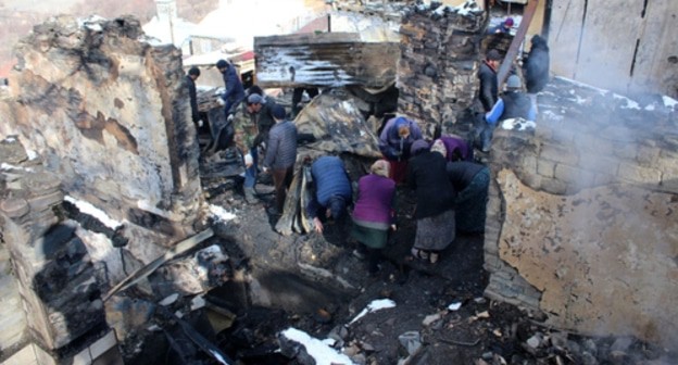 Residents of the village of Tissi-Akhitli near the ashes. Photo by the press service of the administration of the Tsumada District http://www.mo-tsumada.ru/index.php/novosti/munitsipalitet/1917-news1334 Residents of the village of Tissi-Akhitli near the ashes. Photo by the press service of the administration of the Tsumada District http://www.mo-tsumada.ru/index.php/novosti/munitsipalitet/1917-news1334