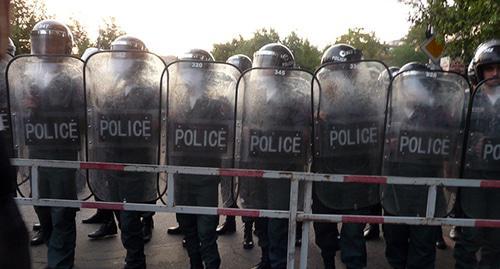 Policemen just before dispersing the protest rally in Yerevan, June 29, 2015. Photo by Armine Martirosyan for the Caucasian Knot Policemen just before dispersing the protest rally in Yerevan, June 29, 2015. Photo by Armine Martirosyan for the Caucasian Knot