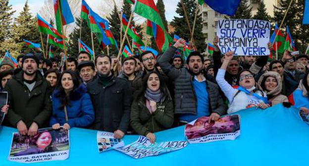 Rally participants hold portraits of Azerbaijani political prisoners. Photo by Aziz Karimov for the Caucasian Knot Rally participants hold portraits of Azerbaijani political prisoners. Photo by Aziz Karimov for the Caucasian Knot