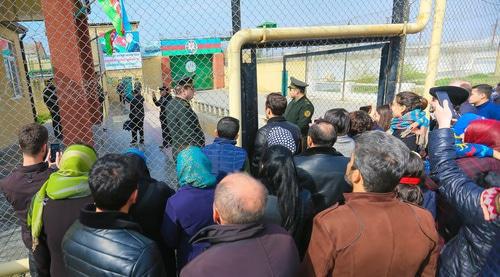 Relatives of the political prisoners pardoned by the President meet them near the prison. Baku, March 17, 2019. Photo by Aziz Karimov for the "Caucasian Knot" Relatives of the political prisoners pardoned by the President meet them near the prison. Baku, March 17, 2019. Photo by Aziz Karimov for the "Caucasian Knot"