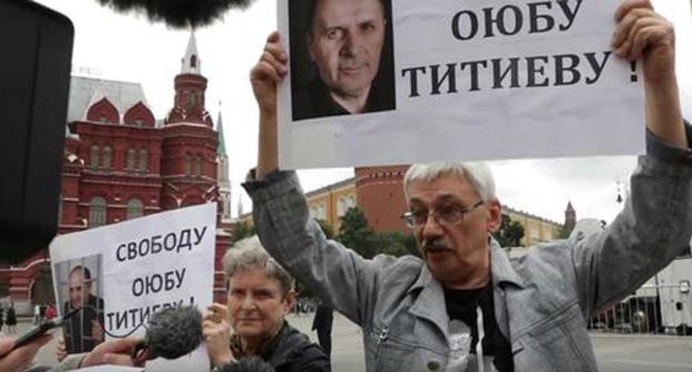 Svetlana Gannushkina and Oleg Orlov during the solo pickets in the centre of Moscow. July 9, 2018. Photo: screenshot of the video by the HRC "Memorial" https://www.youtube.com/watch?v=NcP0AEQOyJ0 Svetlana Gannushkina and Oleg Orlov during the solo pickets in the centre of Moscow. July 9, 2018. Photo: screenshot of the video by the HRC "Memorial" https://www.youtube.com/watch?v=NcP0AEQOyJ0