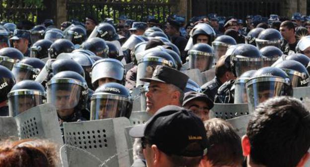 The police in Baghramyan Avenue cordoned off the way to the parliament. Yerevan, April 2018. Photo by Tigran Petrosyan for the "Caucasian Knot" The police in Baghramyan Avenue cordoned off the way to the parliament. Yerevan, April 2018. Photo by Tigran Petrosyan for the "Caucasian Knot"