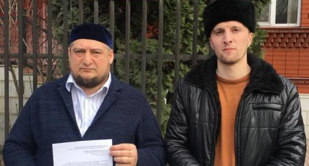 Magomed Mutsolgov, Chairman of the initiative group (on the left), near the Central Electoral Commission of Ingushetia on March 20, 2019. Photo form the rights defender's blog on the "Caucasian Knot" https://www.kavkaz-uzel.eu/blogs/342/posts/37019?fbclid=IwAR1G5W_YbKvd3f6EkhufLuaXjjDOh5lKwOeb1gRNSotNxnxFMEXMWmR4EgY Magomed Mutsolgov, Chairman of the initiative group (on the left), near the Central Electoral Commission of Ingushetia on March 20, 2019. Photo form the rights defender's blog on the "Caucasian Knot" https://www.kavkaz-uzel.eu/blogs/342/posts/37019?fbclid=IwAR1G5W_YbKvd3f6EkhufLuaXjjDOh5lKwOeb1gRNSotNxnxFMEXMWmR4EgY
