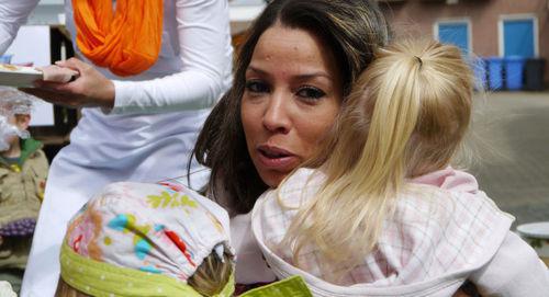 Social worker. Photo: CC BY 2.0 / Peter Moons / Hugging nanny https://sputnik-georgia.ru/society/20190321/244734189/Sotsrabotniki-Gruzii-anonsirovali-zabastovku.html Social worker. Photo: CC BY 2.0 / Peter Moons / Hugging nanny https://sputnik-georgia.ru/society/20190321/244734189/Sotsrabotniki-Gruzii-anonsirovali-zabastovku.html